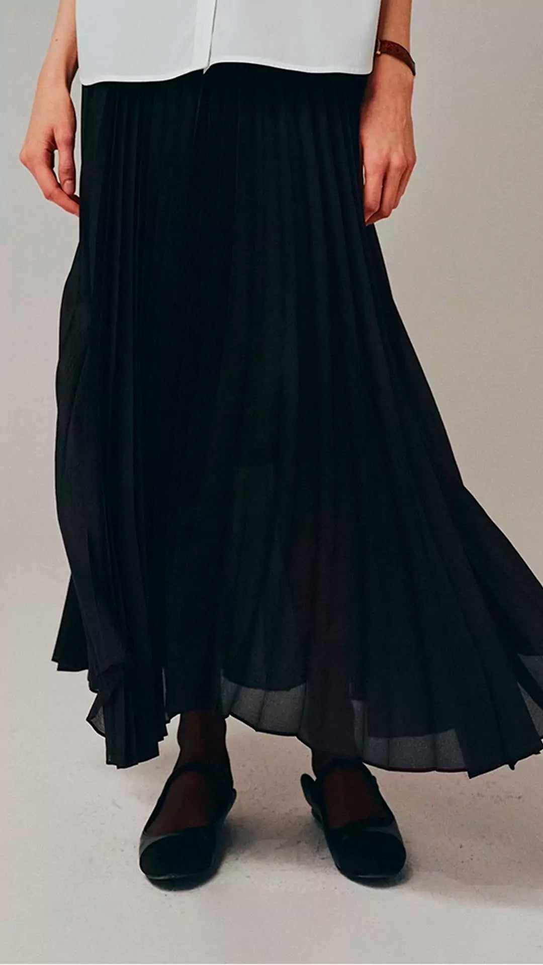 Elegant and Classic Pleated Flowing Midi Skirt