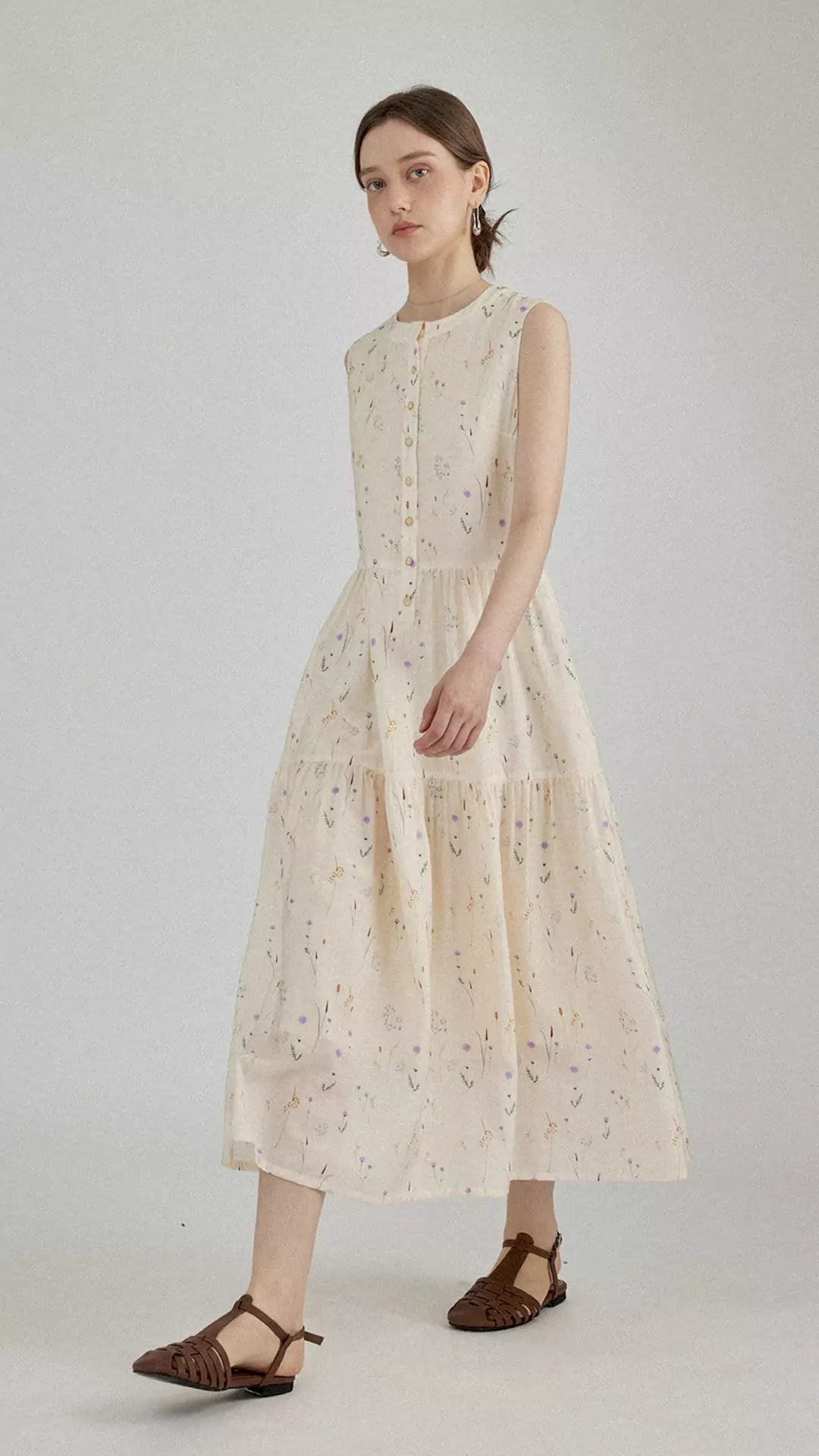 Vintage-Inspired Sleeveless Floral Midi Dress
